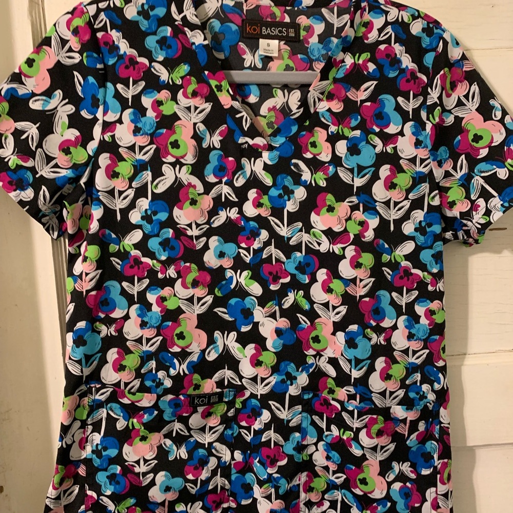 Koi basics scrub top size small